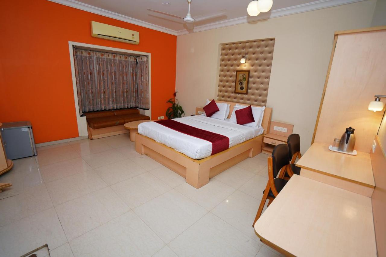 New Hotel Europa Inn Rajkot Exterior foto